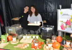 Fleur Verhagen en Noeki Vrients met de snacks van BioVecci en de vernieuwde Ekoplaza-soepen. 